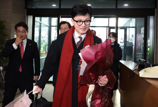 한동훈 국민의힘 비상대책위원장이 26일 여의도 당사에서 열리는 취임식을 위해 입장하고 있다.<연합뉴스>